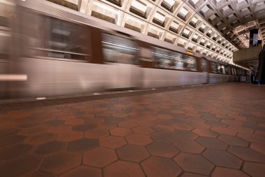 Washington Dc - 9 Mayıs 2019: Washington Dc Metro treni hızları 
