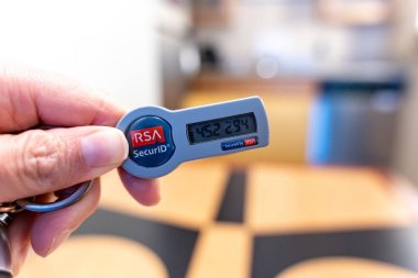 Arlington, Virginia - 9 Mayıs 2019: El bir Rsa Securid tutar 
