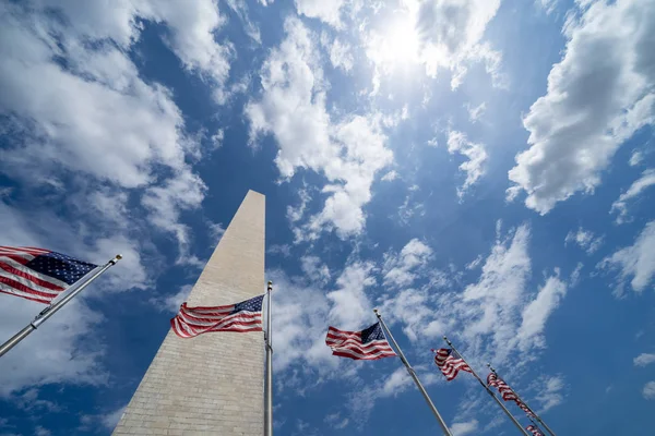 Amerikanen sjunker att blåsa i Linda med Washington monumentet — Stockfoto