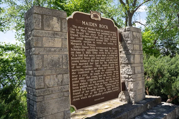 Maiden Rock, Wisconsin - May 25, 2019: Historical Marker gives i — Stock Photo, Image