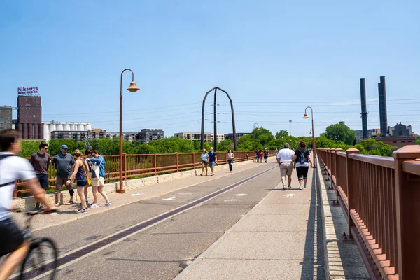 Minneapolis, Minnesota-1 czerwca 2019: piesi i motocykliści pl — Zdjęcie stockowe