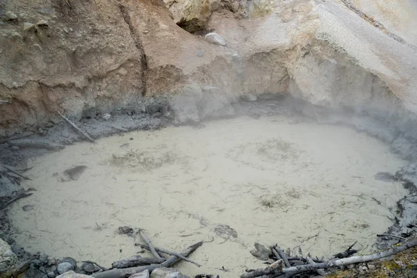 Primer plano de una olla de barro burbujeante en el área de Sulphur Works de Lass —  Fotos de Stock