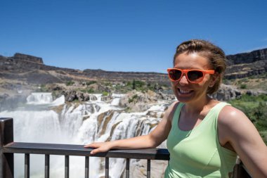 Yetişkin kadın Ikiz Güz Shoshone Falls göz ardı pozlar