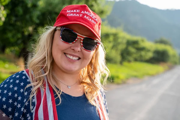 Wenatchee, Washington - July 4, 2019: Cute Republican woman wear — Stock Photo, Image