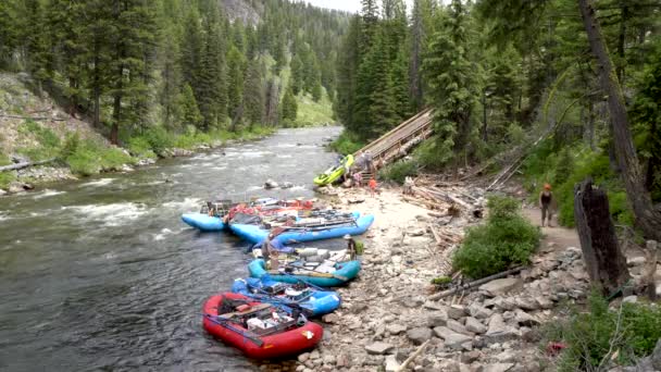 Lowman Idaho Julho 2019 Grupos Whitewater Rafting Preparam Para Lançar — Vídeo de Stock