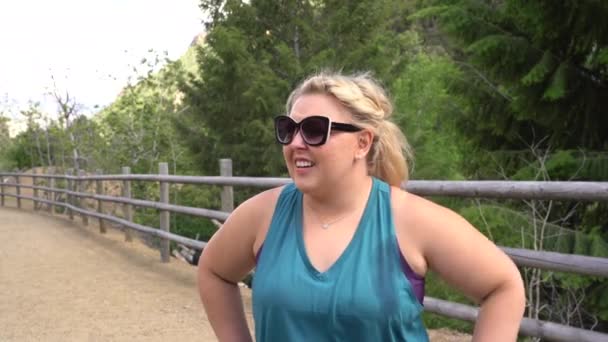 Süße Blonde Frau Trägt Eine Tank Top Hose Und Schwitzt — Stockvideo