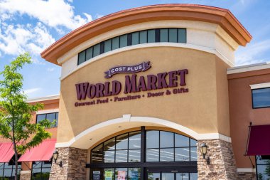Maple Grove, Minnesota - 21 Temmuz 2019: Cost Plus World Market i