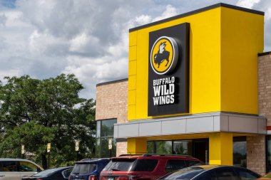 Crystal, Minnesota - 21 Temmuz 2019: Buffalo Wild W'nin Dış Cephesi