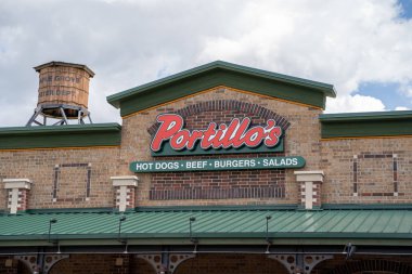 Maple Grove, Minnesota - 21 Temmuz 2019: Bir Portillos'un Dış Cephesi 