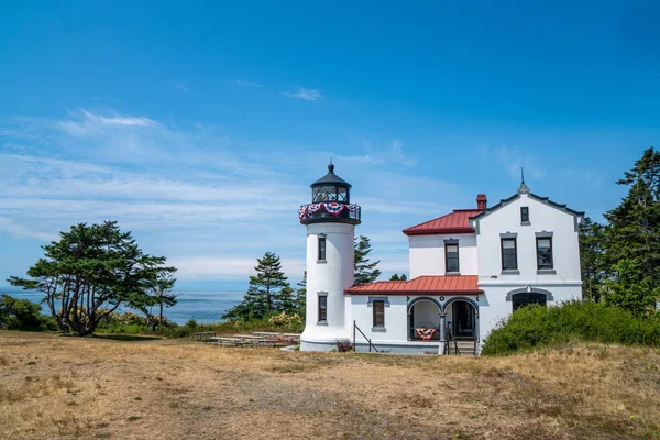 Адміралтейство Head маяка на острові Whidbey з видом на Пюже — стокове фото