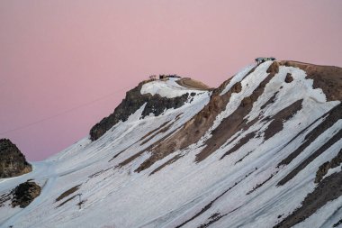 Mammoth dağ S yamaçlarda gün batımı güzel pembe gökyüzü