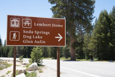Yosemite Milli Parkı 'nda oturum açın, ziyaretçileri L. ' de yürüyüşleri yönlendirin