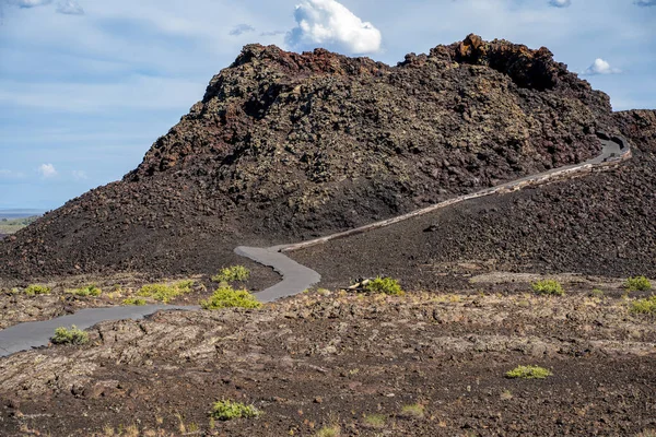 Stezka vedoucí nahoru ke Štaňkové kužele v kráterech měsíce NAT — Stock fotografie