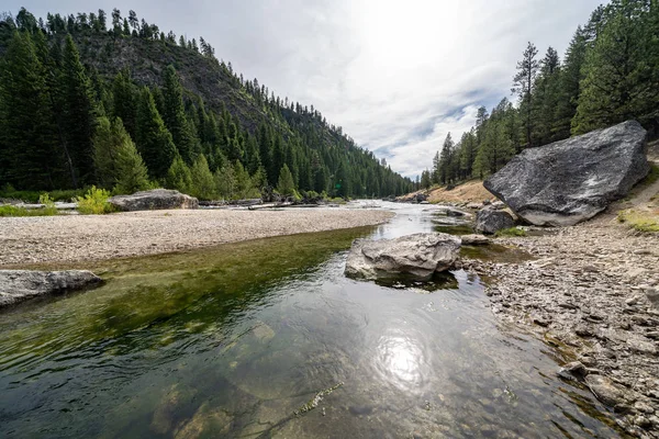 Media bifurcación del río Salmón en Idaho, cerca de Boundary Creek en — Foto de Stock