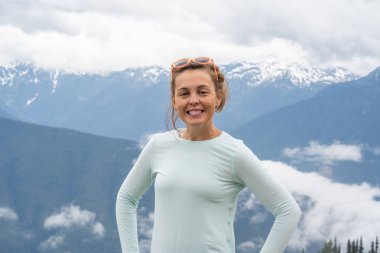 Esmer kadın Hurricane Ridge gezi bir portre için pozlar