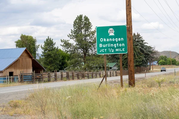 Skylt för Washington State Highway 20 Junction, mot towns of O — Stockfoto