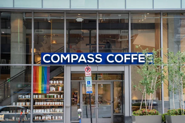 Arlington, Virginia - August 7, 2019: Exterior of a Compass Coffee — Stock Photo, Image