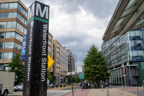 Waszyngton, DC-7 sierpnia 2019: znak na Waterfront Metro S — Zdjęcie stockowe