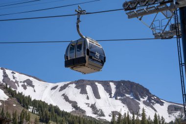 Mammoth Lakes, Kaliforniya - 12 Temmuz 2019: Gondol sandalye asansörleri 