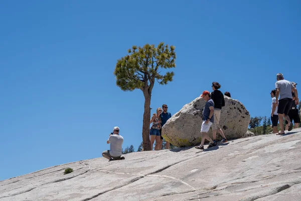 Parque Nacional de Yosemite, CA - 11 de julho de 2019: Alinhamento de turistas até — Fotografia de Stock