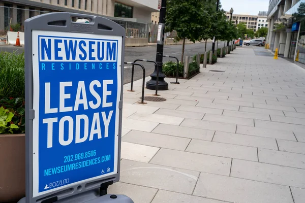 Washington, dc - 5. August 2019: Schild für die Residenzen des newseum — Stockfoto