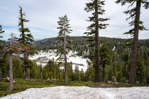 Lassen Parque Nacional Vulcânico em julho, com neve ainda no mo — Fotografia de Stock