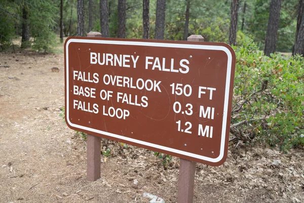 Trailhead information skylt för stigar runt Burney Falls i MCA — Stockfoto
