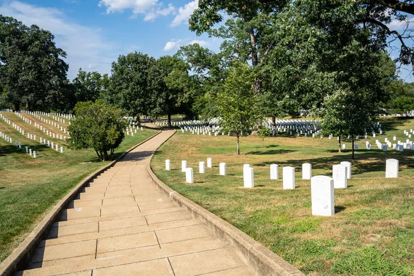 A walking path leads through Arlington National Cemetary in Arli — Stock Photo, Image