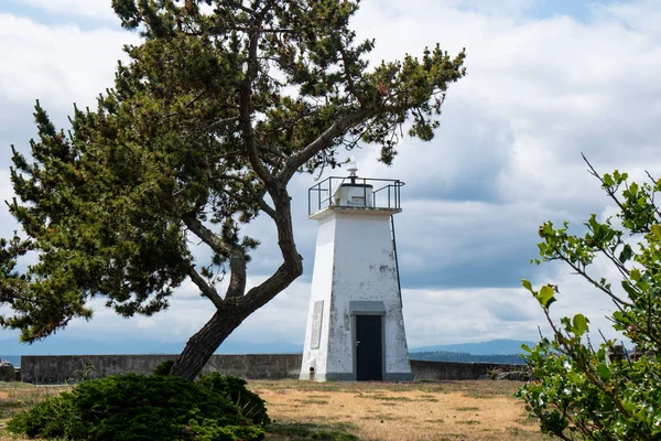 Bush Point Lighthouse, com árvores enquadrando a estrutura náutica — Fotografia de Stock