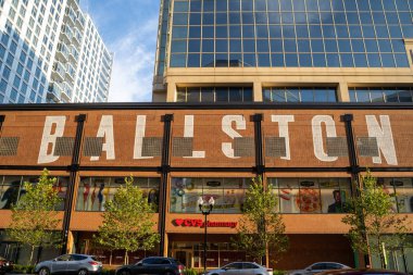 Arlington, Virginia - 7 Ağustos 2019: Ballston Quarter, perakende