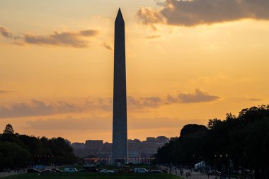 Nation boyunca Washington Anıtı'nın renkli gün batımı görünümü