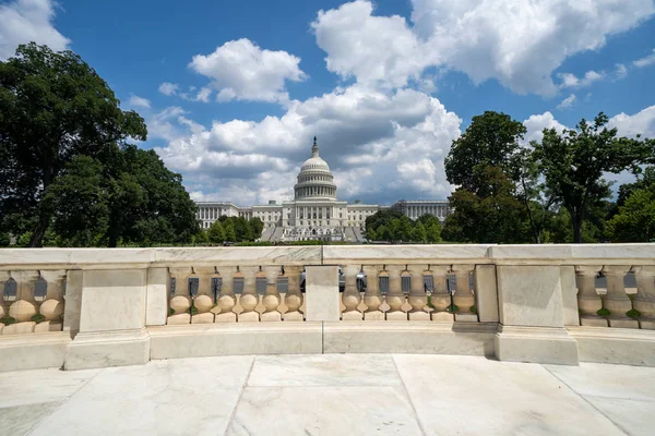 Vidvinkel utsikt över USA Capitol Building i tvätt — Stockfoto