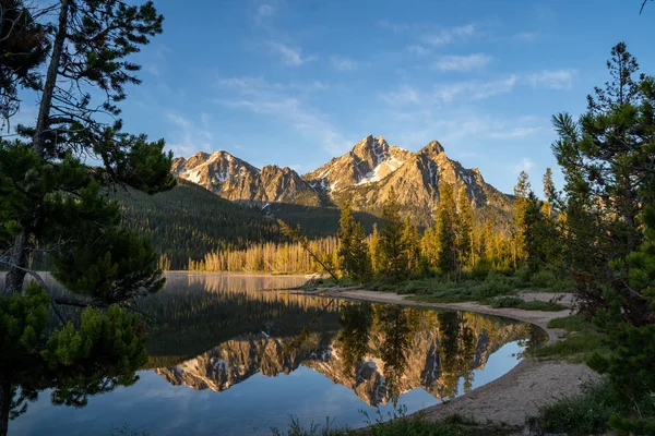 Alba a Stanley Lake in Idaho. Acqua calma con refle di montagna — Foto Stock