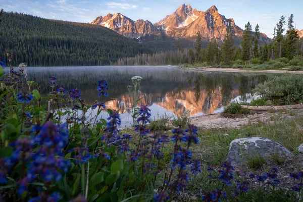 Beautiful sunrise at Stanley Lake in the Sawtooth Mountains of I — Stock Photo, Image