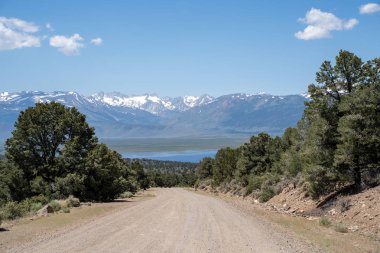Masonik Road görüldüğü gibi Doğu Sierra dağ sırası, bir d