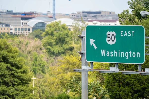 Znak wyjścia do jazdy na wschód w USA autostrada 50 w kierunku Waszyngtonu D — Zdjęcie stockowe