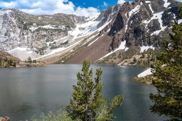 Ellery Lake wzdłuż Tioga Pass Road (State Route 120) w Californi — Zdjęcie stockowe