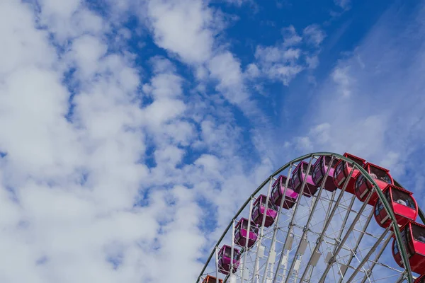 Negatieve ruimte, artistieke samenstelling van een kleurrijke grote Ferris — Stockfoto