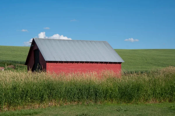 Antiguo granero rojo en medio de un campo en la región de Palouse de E —  Fotos de Stock