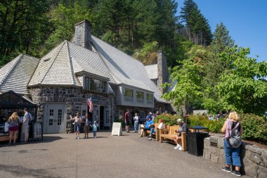 Columbia Gorge, Oregon - 8 Temmuz 2019: Kalabalık bir insan