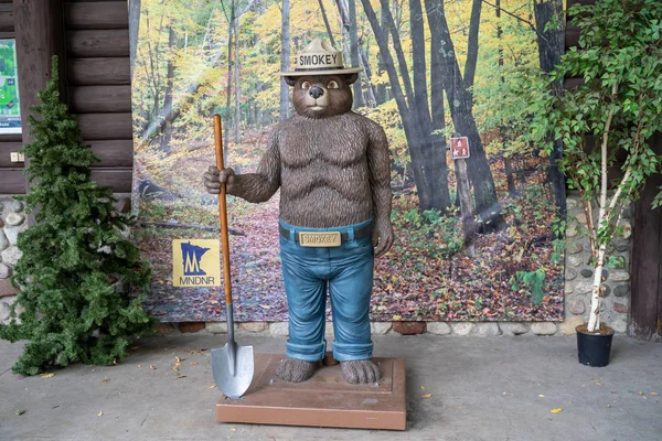 Falcon Heights, Mn - 25 Ağustos 2019: Smokey the Bear heykeli 