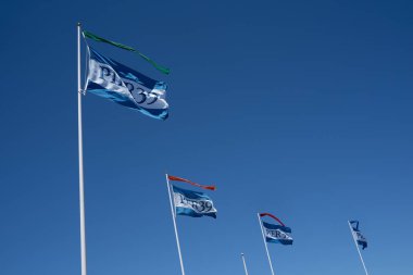 San Francisco, Kaliforniya - 10 Temmuz 2019: Pier 39 bayrakları dalga ag