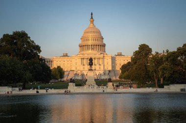 Bir yaz da sırasında alacakaranlıkta gün batımında Amerika Birleşik Devletleri Capitol bina