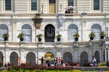 Washington, Dc - 8 Ağustos 2019: Turistler ABD'nin etrafında toplanıyor