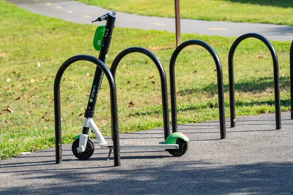 Washington, DC - 8 de agosto de 2019: Lime brand dockless scooter par —  Fotos de Stock