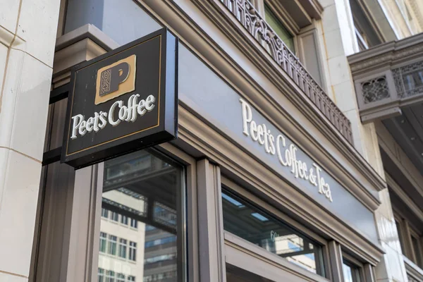 Washington, DC - 8 de agosto de 2019: Firma por Peets Coffee, una cadena — Foto de Stock