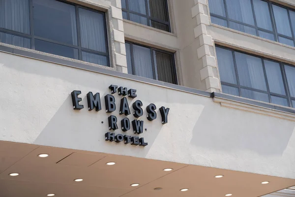 Washington, DC-8 sierpnia 2019: znak dla Embassy Row Hotel, — Zdjęcie stockowe