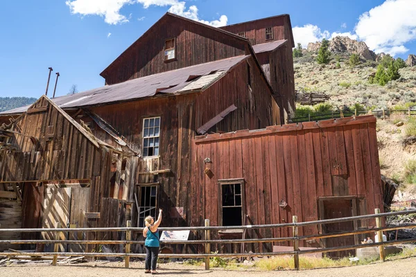 Vrouw toeristen verkent de oude mijnbouw spookstad Bayhorse id — Stockfoto