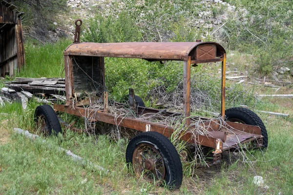 Achtergelaten mijnbouw wagen in een overwoekerd veld in Bayhorse — Stockfoto