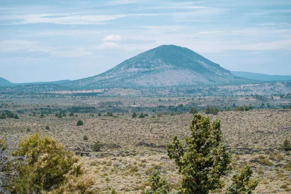 Schonchin Butte v lávových postelích národní památky v Kalifornii — Stock fotografie